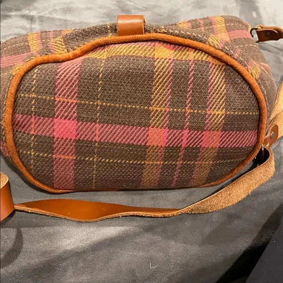 Chic Plaid Crossbody Bag with Leather Accents - Picture 5 of 7